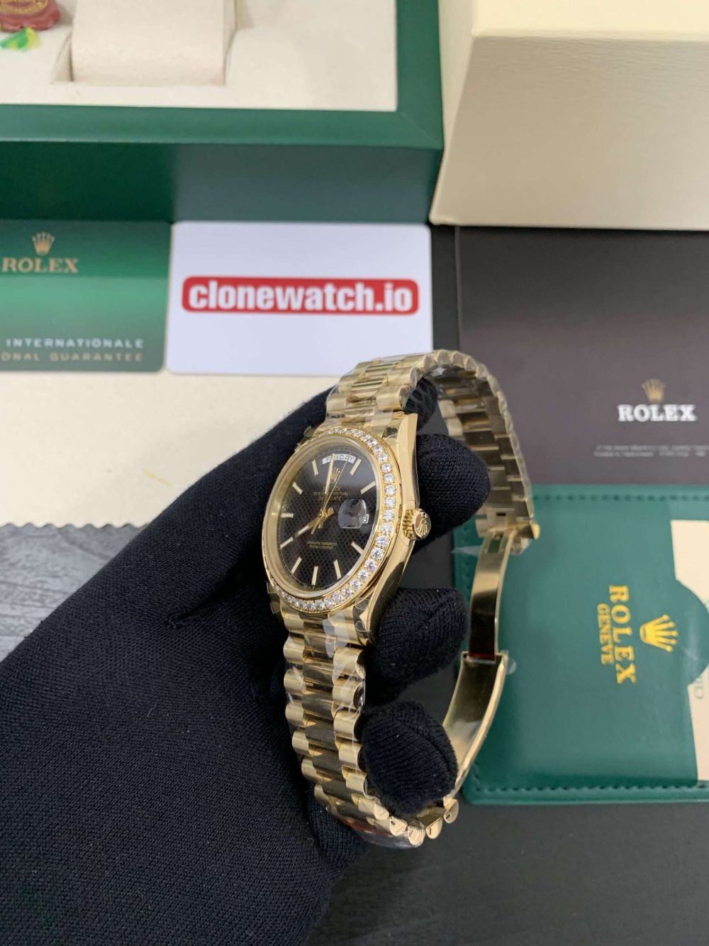 Super Fake Rolex Day Date 40 Replica Yellow Gold Diamond Bezel - Image 6