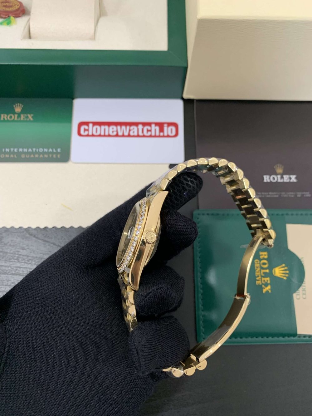 Super Fake Rolex Day Date 40 Replica Yellow Gold Diamond Bezel - Image 5