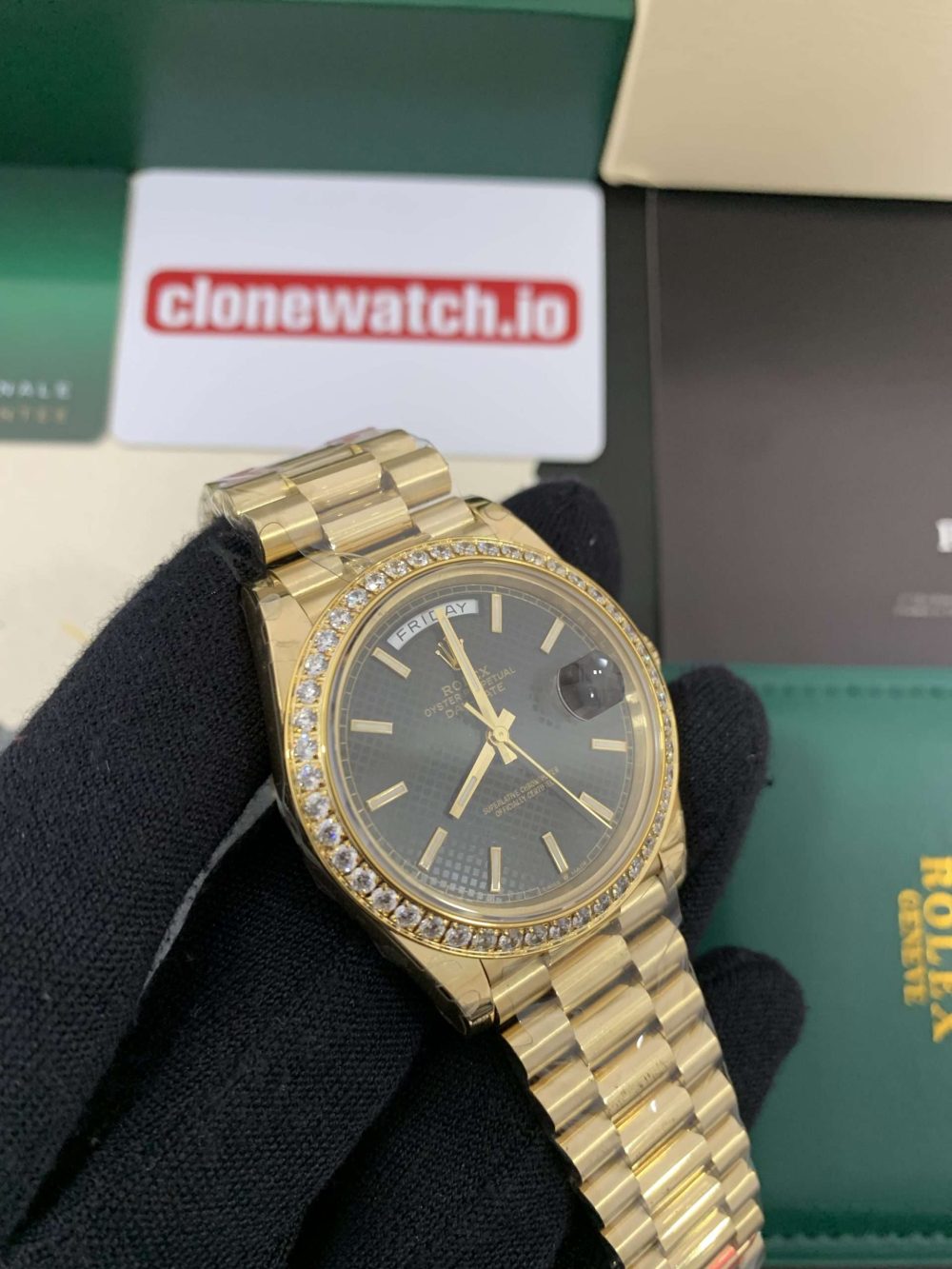 Super Fake Rolex Day Date 40 Replica Yellow Gold Diamond Bezel - Image 2